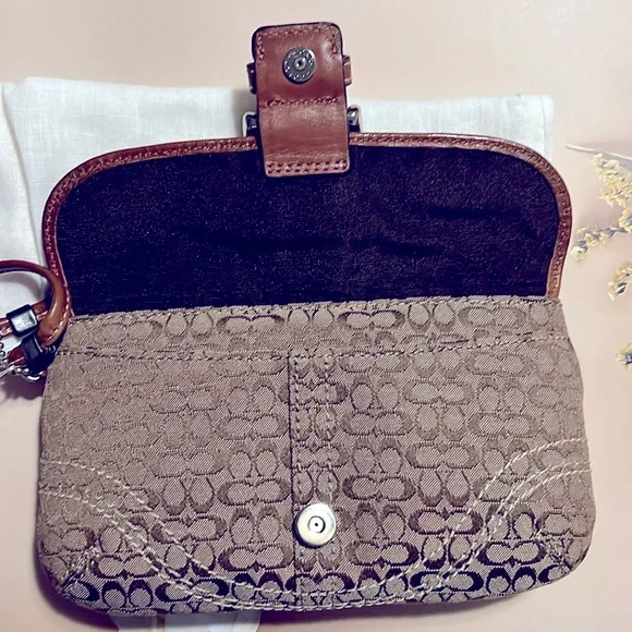 🌺 NWT COACH SOHO MINI SIGNATURE   WRISTLET F41515 KHAKI TOFFEE - Picture 7 of 8